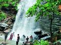 मुक्ताई धबधबा पर्यटकांनी फुलला - Marathi News | Muktai waterfall blossoms by tourists | Latest chandrapur News at Lokmat.com