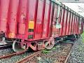 रेल्वे रुळावरून मालगाडीचे डबे घसरले - Marathi News | Freight coaches derailed | Latest chandrapur News at Lokmat.com