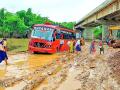 राष्ट्रीय महामार्गावरील चिखलात फसली बस - Marathi News | Bus stuck in the mud on the national highway | Latest gadchiroli News at Lokmat.com