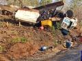 ट्रक अपघातात तीनजण जखमी - Marathi News | Three injured in truck accident | Latest nandurbar News at Lokmat.com