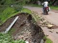चांदसैली घाटात रस्ता खचण्याचे प्रकार सुरू - Marathi News | The type of road erosion in Chandsali Ghat continues | Latest nandurbar News at Lokmat.com