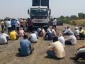 भूसंपादनाच्या मोबदल्यासाठी शेतकऱ्यांनी महामार्गाचे काम बंद पाडले - Marathi News | Farmers stopped work on the highway in exchange for land acquisition | Latest jalgaon News at Lokmat.com