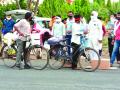LockDown Efect : रोजगार हिरावला; गोरखपूरच्या मजूरांची सायकलवारी - Marathi News | LockDown Effect: Employment Deprived; Gorakhpur laborers going on Bycycle | Latest vashim News at Lokmat.com