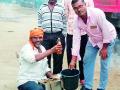 वनस्पती भुईकवडा तेल विकून करतो कुटुंबाचा उदरनिर्वाह - Marathi News | The plant sells roasted oil and provides for the survival of the family | Latest vardha News at Lokmat.com