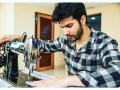 'सुई-धागा'साठी वरूण धवनने घेतले तीन महिने ह्या गोष्टींचे प्रशिक्षण - Marathi News | Varun Dhawan took training of tailoring for sui dhaga movie | Latest filmy News at Lokmat.com