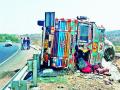 सिन्नरला कापसाचा ट्रक उलटला - Marathi News | Sinnar rolled the cotton truck | Latest nashik News at Lokmat.com