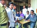 पोलीस बंदोबस्तात कामगारांची नोंदणी - Marathi News |  The registration of the workers in police custody | Latest nashik News at Lokmat.com