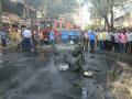 मीरारोडमध्ये धावत्या रिक्षाला भीषण आग  - Marathi News | A rickshaw caught fire in Mira Road | Latest thane News at Lokmat.com