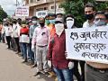 CoronaVirus Lockdown : सलून व्यावसायिकांचा आक्रमक पवित्रा, दसरा चौकात आंदोलन - Marathi News | CoronaVirus Lockdown: Aggression of Salon Professionals in Pavitra, Dussehra Chowk | Latest kolhapur News at Lokmat.com