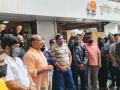 अर्धे शटर उघडे, दारात बसून व्यापार, शहरातील चित्र - Marathi News | Half shutter open, door to door trade, city picture, | Latest kolhapur News at Lokmat.com