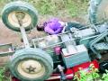 ट्रॅक्टर उलटल्याने चालक जागीच ठार - Marathi News | The driver died on the spot when the tractor overturned | Latest akola News at Lokmat.com