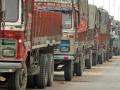 बीड जिल्ह्यात पासिंगअभावी ५४० ट्रक उभे - Marathi News | 540 trucks stand in the bead district due to passing | Latest beed News at Lokmat.com