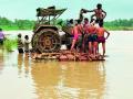दुथडी नदीतून ट्रॅक्टर बाहेर काढतात तेव्हा... - Marathi News | When the tractor is thrown out of Dothi river ... | Latest bhandara News at Lokmat.com