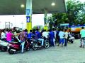 वरोरा शहरात पेट्रोल, डिझेलची टंचाई - Marathi News | Petrol, diesel scarcity in the city of Warora | Latest chandrapur News at Lokmat.com