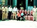 सिलिंडरची अवैध विक्री, दोघांना अटक - Marathi News | Illegal sale of cylinders, both arrested and arrested | Latest chandrapur News at Lokmat.com