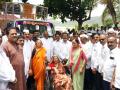 वाजगाव ग्रामपंचायतीला पित्याच्या स्मरणार्थ वैकुंठरथ - Marathi News | Vaikuntharath in remembrance of the Father | Latest nashik News at Lokmat.com