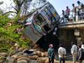 ट्रक पुलावरून उलटल्याने एक ठार - Marathi News | One killed in truck accident | Latest hingoli News at Lokmat.com