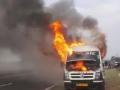 टेम्पो ट्रॅव्हलरला अचानक आग लागल्याने वाहन जळुन खाक - Marathi News | Tempo Traveler suddenly caught fire and burned the vehicle | Latest nashik News at Lokmat.com