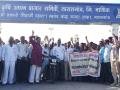 लासलगावी कांदा लिलाव बंद पाडत शेतकऱ्यांचे आंदोलन - Marathi News |  Farmers' agitation on closing Lasalgavi onion auction | Latest nashik News at Lokmat.com