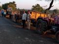 परभणी : वाळू चोरी करताना चार ट्रॅक्टर, एक जेसीबी मशीन पकडली - Marathi News | Parbhani: Four tractors, one JCB machine were caught while stealing sand | Latest parabhani News at Lokmat.com