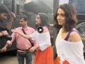 "अरे सांभाळून प्लीज...", श्रद्धा कपूरचा मराठमोळा अंदाज; नम्रपणा पाहून भारावले नेटकरी - Marathi News | Video : Shraddha Kapoor Talk In Marathi with paparazi | Latest filmy News at Lokmat.com