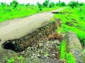 पूल खचला, दोन गावांचा संपर्क तुटला - Marathi News | Bridge collapsed, two villages lost contact | Latest vardha News at Lokmat.com