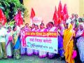 आष्टी तहसीलसमोर कामगारांची निदर्शने - Marathi News | Workers' demonstrations in front of Ashti tehsil | Latest vardha News at Lokmat.com