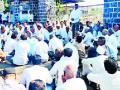 ‘वसंत’च्या प्रवेशद्वारावर कामगारांची सभा - Marathi News | Workers' meeting at the entrance of 'VASANT' | Latest yavatmal News at Lokmat.com