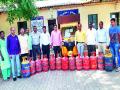 गॅस चोरून सिलिंडरमध्ये भरणाऱ्यास अटक - Marathi News |  Stole gas and stole it in the cylinders | Latest nashik News at Lokmat.com