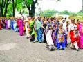 सटाण्यात महिलांचा हल्लाबोल - Marathi News | Attack women in the crowd | Latest nashik News at Lokmat.com