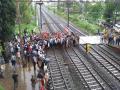 Maharashtra Bandh : मावळमधील मळवली येथे मराठा समाजाच्यावतीने रेल रोको - Marathi News | Protesters in Malvali Stop the railways | Latest pune Videos at Lokmat.com