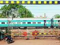विसापूर रेल्वे फाटकाच्या बंदमुळे नागरिक वैतागले - Marathi News | The people will wait for the closure of the Visapur railway track | Latest chandrapur News at Lokmat.com