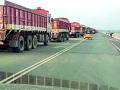 गोदावरी पुलावरून ट्रकद्वारे रेतीची वाहतूक वाढली - Marathi News | On the Godavari Bridge, the traffic of the sand has increased through the truck | Latest gadchiroli News at Lokmat.com