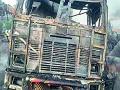 रासायनिक द्रव्याने भरलेल्या ट्रकची हाेळी - Marathi News | A truck loaded with chemicals | Latest gondia News at Lokmat.com