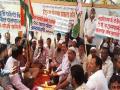 मालेगावी वीज कंपनीच्या निषेधार्थ धरणे - Marathi News | To protest against the Malegaon electricity company | Latest nashik News at Lokmat.com
