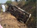 निंबाळे शिवारात पिकअप पलटी २२ महिला जखमी - Marathi News | 22 women injured in pick-up in Nimbale Shivar | Latest nashik News at Lokmat.com