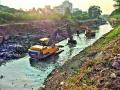 मुठा कालव्यातून निघतोय कचऱ्याचा गाळ - Marathi News | Garbage is coming out from mutha canal | Latest pune News at Lokmat.com