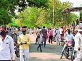 वाशिम : संचारबंदी शिथिल होताच रस्त्यांवर गर्दी - Marathi News | WASHIM: Roads crowded as communication barrier relaxed | Latest vashim News at Lokmat.com