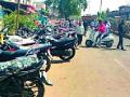 उमरखेड शहरात वाहतुकीचा बोजवारा - Marathi News | Locking of traffic in Umarkhed city | Latest yavatmal News at Lokmat.com