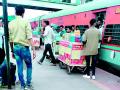 अवैध वेंडर्स रेल्वेला भारी! - Marathi News | Illegal vendors hit the railways! | Latest amravati News at Lokmat.com