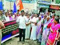 येवल्यात स्वाभिमानी रिपब्लिकन पक्षाच्या वतीने निदर्शने - Marathi News | Demonstrates on behalf of Swabhimani Republican Party in Yeola | Latest nashik News at Lokmat.com