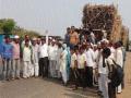 शेतकऱ्यांनी रोखली गेटकेन उसाची वाहने - Marathi News | Farmers stop the Gatkane sugarcane vehicles | Latest beed News at Lokmat.com