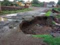 मालपूर-सुराय रस्त्यात पडला खड्डा - Marathi News | A pit fell into the Malpur-Suray road | Latest dhule News at Lokmat.com