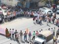 कोल्हापूर : लक्ष्मीपुरीतील रस्त्यांसाठी शिवसेना रस्त्यावर, रास्ता रोको - Marathi News | Kolhapur: On the Shiv Sena road for roads in Lakshmipuri, stop the road: | Latest kolhapur News at Lokmat.com