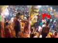 VIDEO : स्टेजवर नवरदेवाला ओवाळत होती नवरी, खाली पाहुण्यांनी सुरू केला राडा आणि मग... - Marathi News | Bride performing the groom jaimala guests slapping each other viral video | Latest social-viral News at Lokmat.com