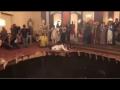 VIDEO : स्लॅब कोसळून लग्नात डान्स करत असलेले पाहुणे पडले खाली आणि.... - Marathi News | Funny wedding bride groom relatives fell down from dance floor video viral | Latest social-viral News at Lokmat.com