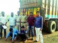 जनावरांची वाहतूक करताना पोलिसांनी ट्रक पकडला - Marathi News | Police caught the truck while transporting animals | Latest bhandara News at Lokmat.com