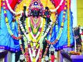 बालाजींच्या चरणी कुरिअरने आली पुणे, मुंबईची हार, फुले - Marathi News | Flowers and garland from Pune, Mumbai came through Courier to Balaji's temple | Latest buldhana News at Lokmat.com