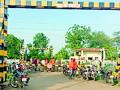 रेल्वेफाटक बंद असल्यामुळे ११ तास वाहतूक खोळंबली - Marathi News | Traffic shut down due to traffic shutdown | Latest chandrapur News at Lokmat.com