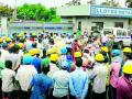 लॉयड मेटल कारखान्यासमोर कामगारांचे ठिय्या आंदोलन - Marathi News | Workers sit in front of Lloyd Metal Factory | Latest chandrapur News at Lokmat.com